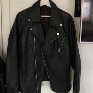 skinnjacka💜 - skinnjacka från hm oversize som passar M upp till L. Använd få tals gånger, inga skador.💜 väldigt populär slutsåld överallt! Orginalpris 500 kr (köparen står för frakt)💜