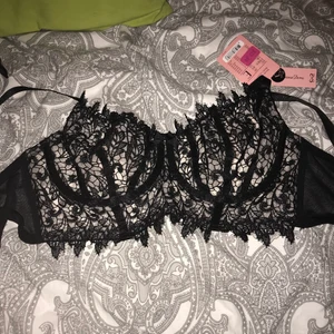 Hunkenmöller - En fin bh från hunkenmöller, aldrig använd, prislapp kvar , det är inte genomskinlig och funkar att använda utan något över med jeans tex