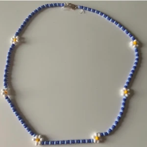 pärlat halsband - säljer handgjorda pärlade halsband samt en matchande ring som syns på andra bilden 🦋 priser: halsband: 50kr ring: 15kr 🌸 köpare står för frakt