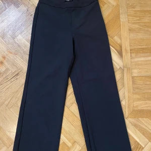 Kostymbyxor från Bikbok - Säljer mina super fina kostym byxor men säljer pga att den är för stor. Det är storlek M men passar storlek L. 150kr inklusive frakt 💕