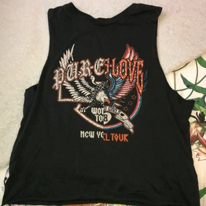 Linne med coolt tryck - Användning: Ett få antal gånger Frakt tillkommer men kan diskuteras vid köp av andra plagg/ produkter ✨ Priser går också att diskuteras 