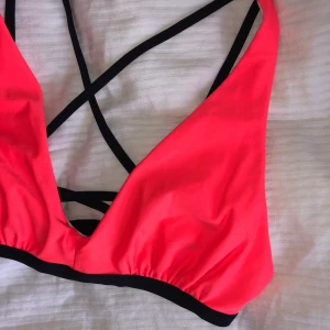 BIKINI TOPP - Bikinitopp i neonrosa/orange färg. Oanvänd. Mycket resår i banden. Superfin i ryggen! Köparen står för frakten💘