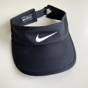 Nike keps - Justerbar Nike keps för 80kr. Möts upp i Gävle eller fraktar för 11kr.