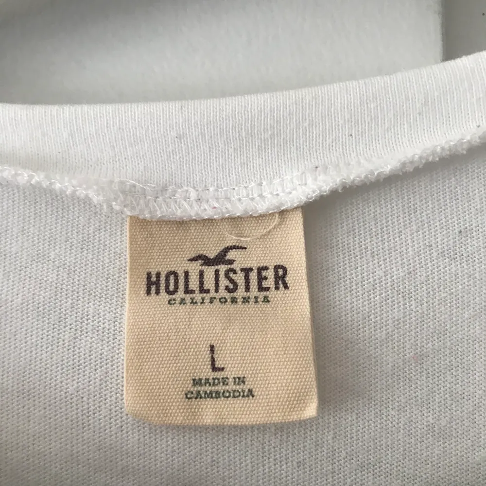 Hollister T-shirt, köpt i butiken Hollister!                                   Knappt använd & fint skick. T-shirts.