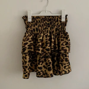 Shk Paris, kjol - Säljer en fin leo kjol, aldrig använd. Från märket Shk Paris och Strl S! 💓köparen står för frakten! 