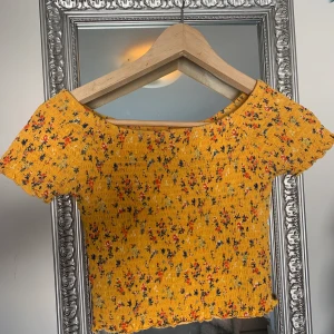 Somrig topp - Oanvänd somrig skön topp! Storlek medium men passar small oxå! 