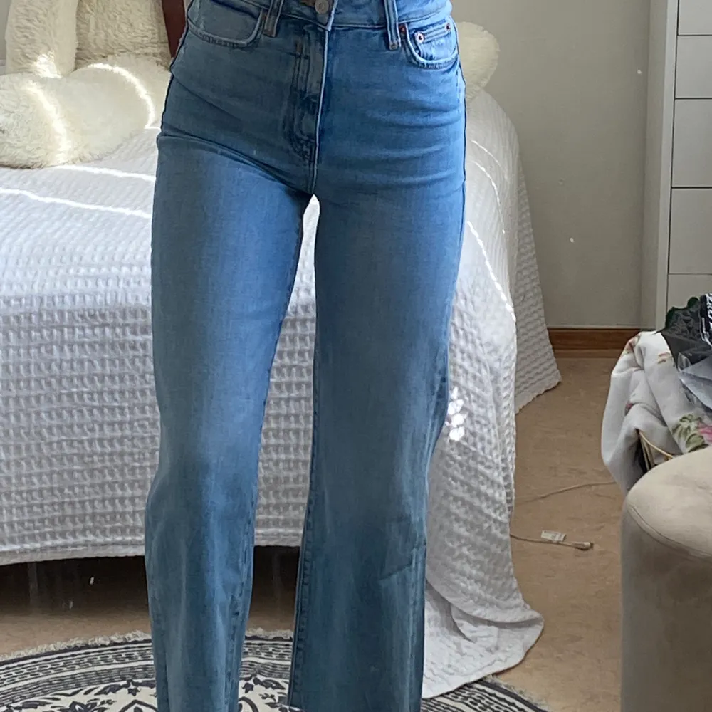 Slutsålda raka blåa jeans från zara! Hel nya och alla lappar är kvar:) storlek: 34. Jeans & Byxor.