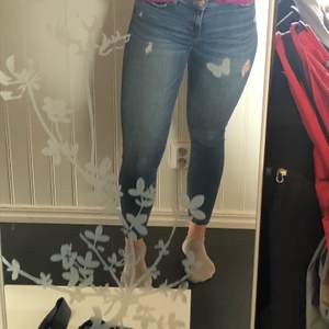 Jeans från zara med slitningar och en paljettficka. Lågmidjade, storlek 36.  Möts upp eller fraktar (55kr)