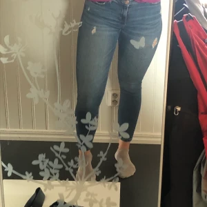 Jeans med slitningar - Jeans från zara med slitningar och en paljettficka. Lågmidjade, storlek 36.  Möts upp eller fraktar (55kr)