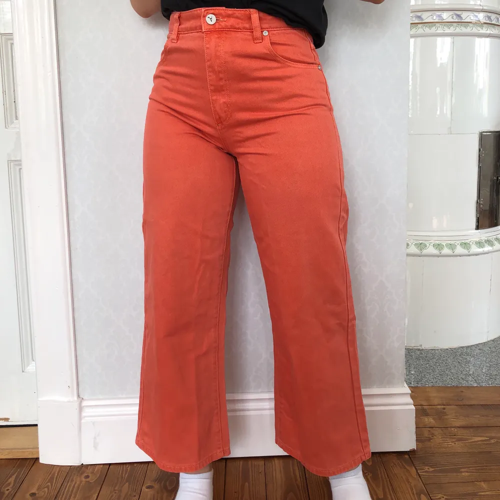 Orangea highwaist jeans med capri-längd för. Säljer pga lite för små för mig. Köptes för 800 kr i höstas. Frakt tillkommer. Jeans & Byxor.
