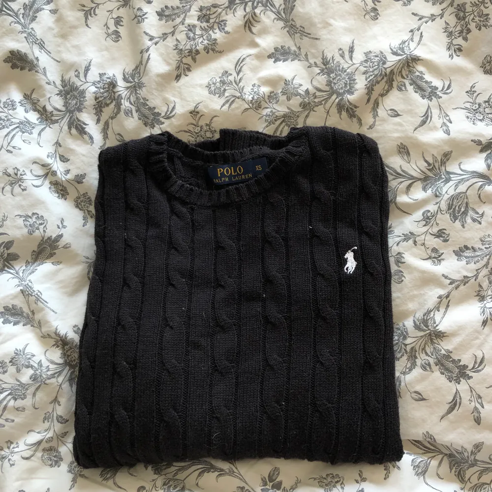 En svart kabelstickad tröja från polo Ralph lauren. Använd ett fåtal gånger, supersnygg och i mycket bra skick! Den är i storlek XS men är stor i storleken och passar även M. Ordinarie pris 1500kr, mitt pris 500kr. . Stickat.