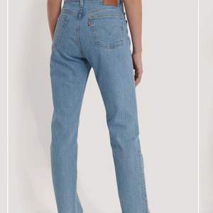 Snygga och aldrig använda jeans från Levis. Frakt är inräknat i priset. Längd 30, den längsta i den modellen