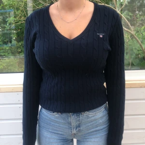 Kabelstickad tröja från Gant, strl S  - En v-ringad kabelstickad tröja från Gant i bra skick i storlek S. Köpt för 1200kr, köpare står för frakt! 