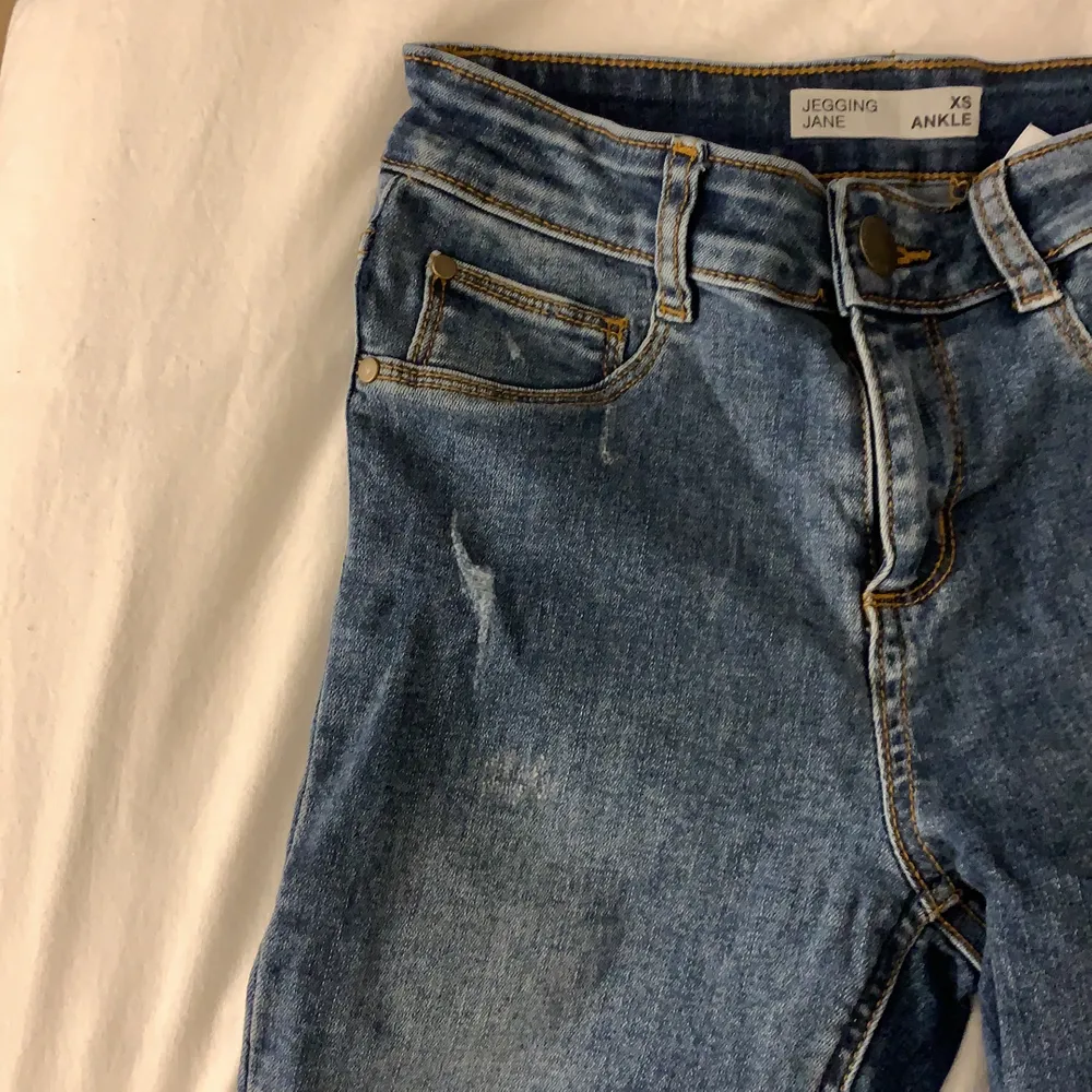 Nästan oanvända jeans ifrån Cubus med slitningar, frakt tillkommer 🤍🤍. Jeans & Byxor.