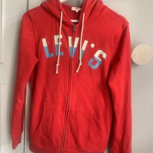 Levis kofta - I storlek S. Köparen står för eventuell frakt! 🌸 hör av dig till mig om fler bilder önskas eller om du har någon fundering💕💕