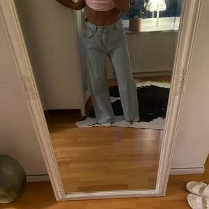 Wide leg jeans från Junkyard i storlek 32 (M/L) stor passform och även väldigt vida ner till 