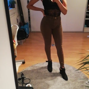 Gröna jeans  - Ett par gröna skinny jeans köpta för ett par år sen i grekland. Står strl 34 men passar mig som är 36.