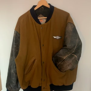 Vintagejacka - Vintagejacka i märket Crocker i storlek XL. Slitage vid den vänstra fickan