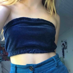  - Unik bandeau topp söker nytt hem!! Perfekt nu till sommaren, så snygg :P Från märket Urban Renewal, vilket innebär att det är ett omgjort secondhand-plagg<3 passar XS-M, då resåren är töjig. 