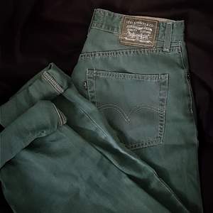 Ett par asballa gröna vintage Levi's i mom jeans-modell och kontrasterande vita sömmar! Finare färg irl