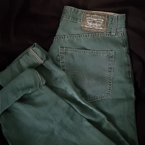Vintage gröna Levi's momjeans - Ett par asballa gröna vintage Levi's i mom jeans-modell och kontrasterande vita sömmar! Finare färg irl