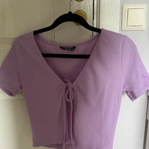 Trendig knyt topp - Trendig topp från shein, budgivningen avslutas den 20 juli💕 högsta bud:150kr+ frakt✨