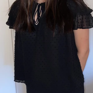 Tröja/blus från zara - En svart blus från zara i strl xs, helt oanvänd och frakt är inräknat i priset