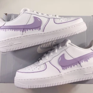 af1 custom - så snygga och fräscha customs , helt nya såklart och målade utav mig!! Så fina nu till sommaren/hösten😍😍 buda från 800kr+ frakt!