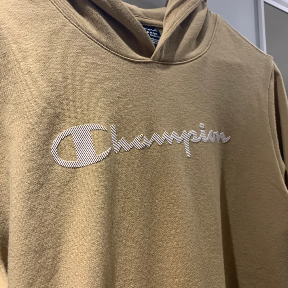 Säljer denna snygga Champion hoodie i en beige färg. Den är använd en gång och kommer inte till användning. Den är köpt på barnavdelningen i storlek 2XL, så motsvarar S/M💗. Hoodies.
