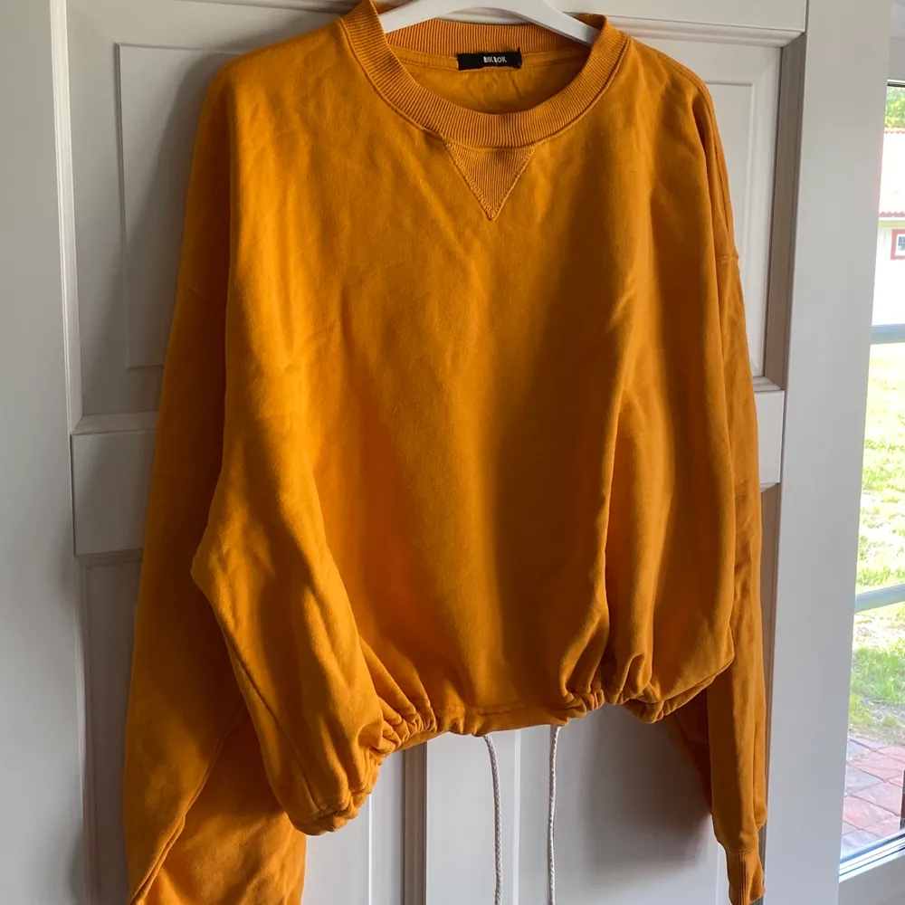 Fin orange hoodie ( ingen luva ) från BikBok i strl S. Upplever den mer som M/L så därför jag säljer men har snören vid ”midjan”. Använt skick men inget som är sönder eller liknande. Fortfarande fin orange färg. Köpare står för frakten. . Tröjor & Koftor.