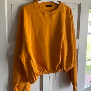 Fin orange hoodie ( ingen luva ) från BikBok i strl S. Upplever den mer som M/L så därför jag säljer men har snören vid ”midjan”. Använt skick men inget som är sönder eller liknande. Fortfarande fin orange färg. Köpare står för frakten. 