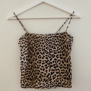 Topp - Topp i leopardmönster🐆 köparen står för frakten som ligger på 22 kr!