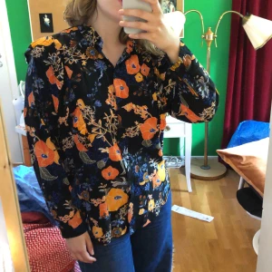 Blommig skjorta  - Blommig skjorta med volanger strl S 🌻 Kan mötas eller leverera