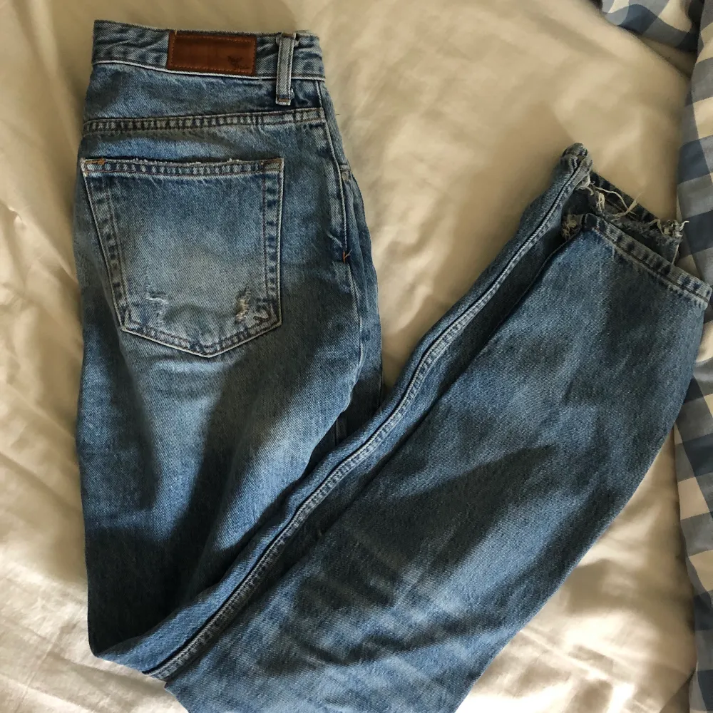Slitna jeans, är lite lösa om man är xs. Jeans & Byxor.