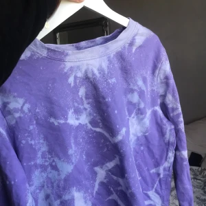 Super fin tie dye tjock tröja - Lila tie dye långärmad, vet inte riktigt storleken men skulle gissa på att den passar en xs-m BUDGIVNING PÅGÅR 250 inkl frakt