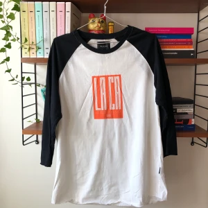 Contrastärmad tröja - Svartvit contrastärmad tre-kvartsärm från Vailent. Oanvänd.