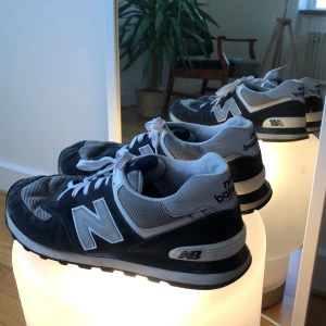 Skor New Balance - Sportiga blåvita NB-skor i vintage-skick. Nya vita skosnören. 