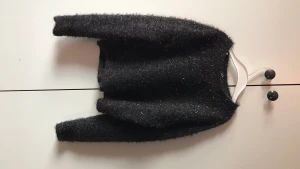 Glittrig tröja - Oanvänd tröja från HM Strl XS Glittrig och lite pälsig  Stickat material. Ej stretchig   