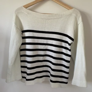 Stickad tröja i storlek XS - Bred ringning och vida ärmar. Något liten för mig tyvärr.