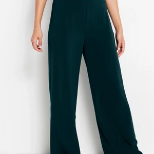 Lykke vida byxor - ”Dessa LYKKE i mörkgrön färg. Med vida ben, hög midja och böljande material är detta den perfekta byxan för en stilren look” 