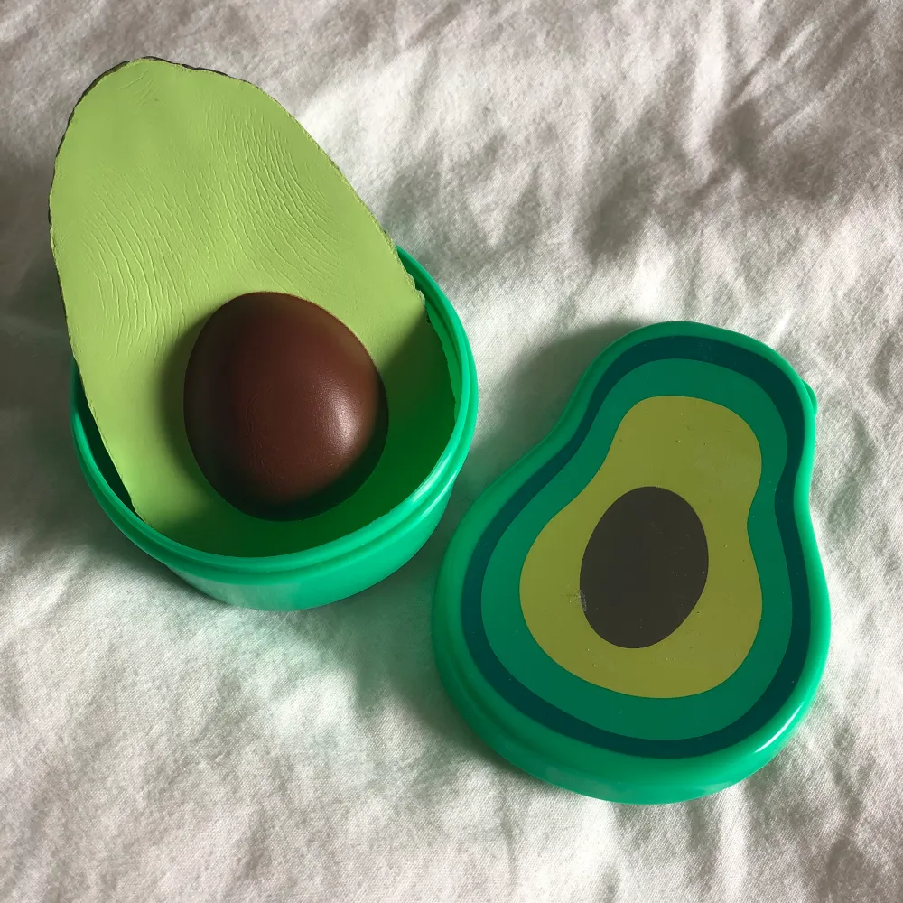 En avokado-stressboll/squishy, perfekt för avokadoälskaren som helt enkelt inte får nog av avokado.. Övrigt.