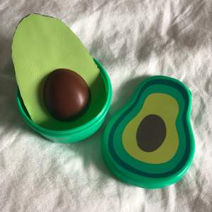 En avokado-stressboll/squishy, perfekt för avokadoälskaren som helt enkelt inte får nog av avokado.