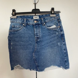 Fin jeanskjol - Jeanskjol från Only som aldrig är använd. Säljer pga att den inte passar mig. Pris är diskuterbart. Möts upp i Jönköping annars tillkommer frakt. 🤍NYPRIS 350kr så riktigt kap 👍🏼
