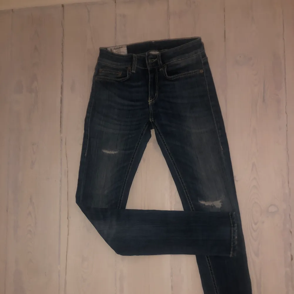 Ett par jätte fina DONDUP jeans i storlek 25, från Italien. Byxorna är blåa, med en slitning på båda ben. Byxorna sitter ganska tajt men är riktigt fina på. Jag säljer byxorna för att jag har växt ur dom, nypris ligger på 3000kr ca. Väldigt fin kvalitet!. Jeans & Byxor.