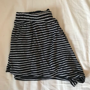Randiga shorts  - Ett par väldigt korta o små randiga shorts från h&m 