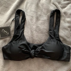 Bikinitopp från Zaful - Svart överdel som man kan knyta för att justera. Storlek M men passar även S. Oanvänd. Frakt tillkommer 💕