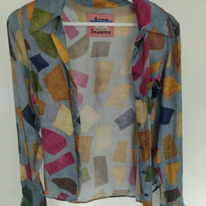Acne skjorta/blus strl XS - Acneblus som är för liten. Svårt att säga storlek men typ XS, jag är normalt en S men den här är för liten över brösten och biceps, hade den varit i ett stretchigare material hade den varit OK men den är i typ satin. Konstig lapp pga skyltex. Oanvänd. 