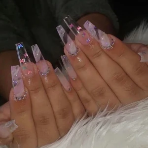 Nagelkit (akryl) - Tre acrylic liquid (en ordless och två extra bond), två 100gg burkar clear acrylic, fyra 23gg burkar i färgerna (cover pink, cover peach, white and pink). En liten glasskål  + akryl pensel stolek 10! Kritor som gör att du kan blanda egen färg <33