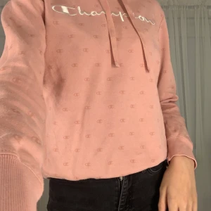 Champion Hoodie ⚡️ - Rosa hoodie från märket champion + Gratis Gåva⚡️⚡️ Storlek medium men skulle snarare säga att det är en S då den sitter rätt tight 🌟 Använd fåtal gånger då den inte riktigt är min egentliga stil🌝🌚 Köpare står själv för frakt 🚚 63kr 