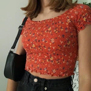 Blommig croptop - Super fin blommig croptop. Storlek XS och den är köpt från bikbok. Säljer den då jag inte använder den längre❤️💜 80kr inklusive frakt🤩